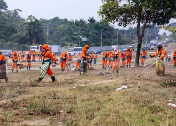 Prefeitura de Manaus realiza grande ação de limpeza na avenida Governador José Lindoso