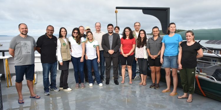 Barco de pesquisa da UEA lança expedição de monitoramento das águas dos rios do Amazonas