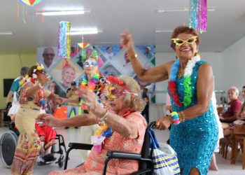 Idosos da Fundação Doutor Thomas entram na folia com bloquinho de carnaval