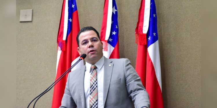 No Dia Mundial do Consumidor, deputado Wilker Barreto afirma que instalação dos medidores aéreos de energia e serviço precário de telefonia afrontam a população