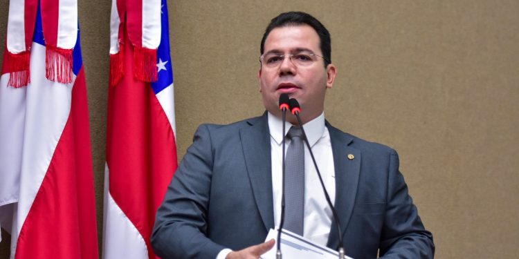 Profissionais terceirizados da saúde que atuam na Unidade Hospitalar de Tabatinga estão há três meses sem receber, denuncia Wilker Barreto