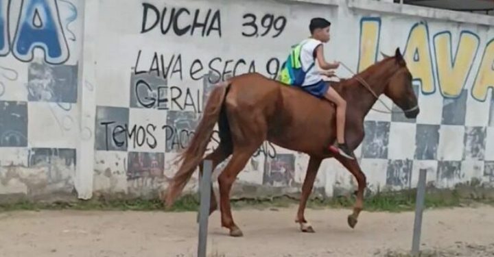 Foto e o vídeo deste menino viralizou por ir à escola a cavalo após pneu de bike furar