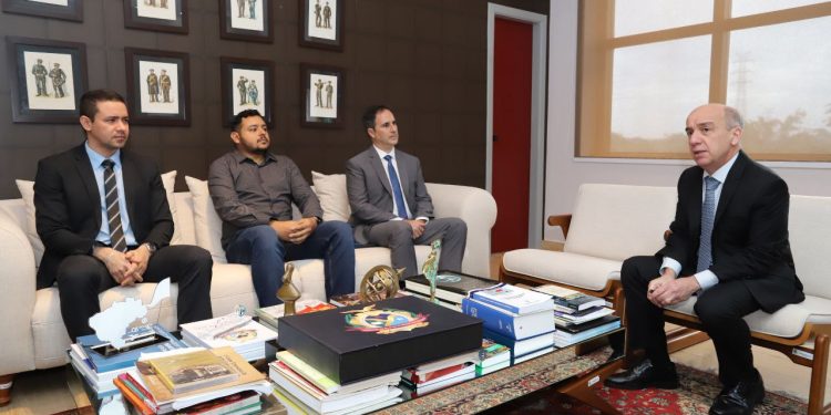 Mais três servidores aprovados em concurso público tomam posse no TCE-AM