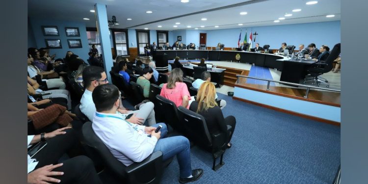 Colegiado do TCE-AM indefere recurso de candidato que tentou tomar posse sem vacinação contra a Covid-19