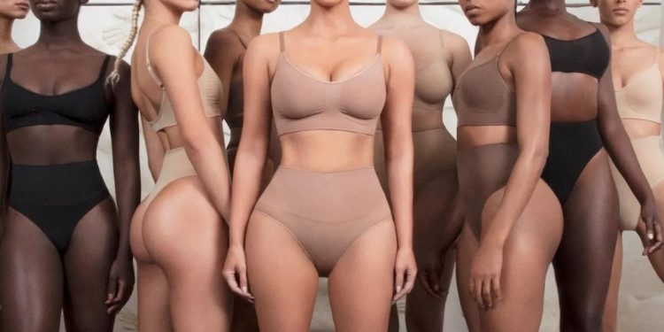Febre de vendas criada por Kardashian, roupa de R$ 375 que esculpe o corpo é hit da moda