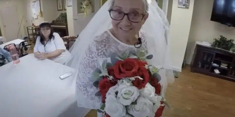 Uma Vovó de 77 anos casa consigo mesma em asilo nos EUA: “Segunda chance” na vida