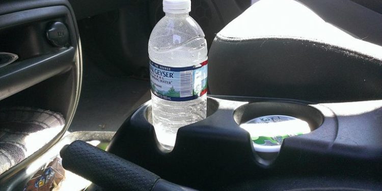 Dica de por que deixar garrafa d’água dentro do carro pode provocar um incêndio