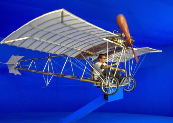 Réplica da Demoiselle, aeronave projetada por Santos Dumont, sobrevoará o Rio de Janeiro