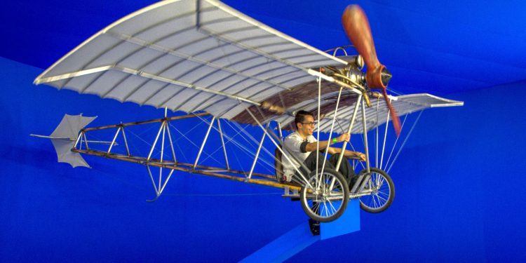 Réplica da Demoiselle, aeronave projetada por Santos Dumont, sobrevoará o Rio de Janeiro