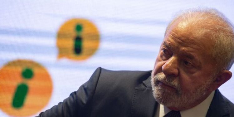 Lula relata dores diárias, justifica mau humor e prevê cirurgia no fêmur em outubro