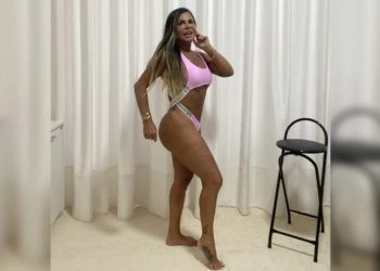 Gretchen exibe corpo e novo visual em biquíni de fita após ficar loira