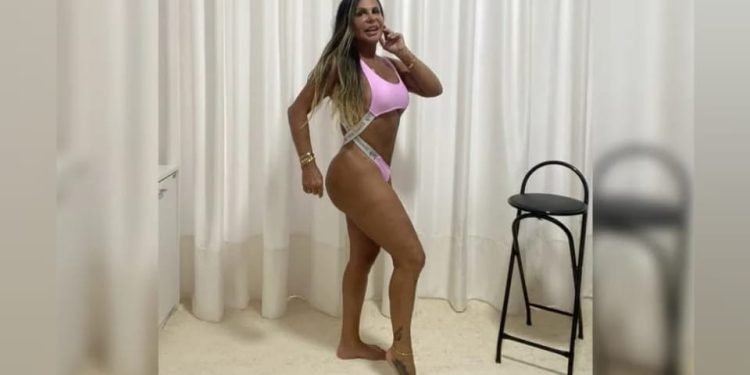 Gretchen exibe corpo e novo visual em biquíni de fita após ficar loira