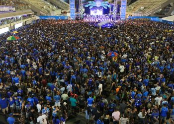 Caprichoso celebra bicampeonato com Sambódromo lotado