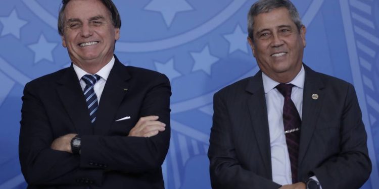 Corregedor impõe multa a Bolsonaro e Braga Netto por ‘má fé’ em imagens