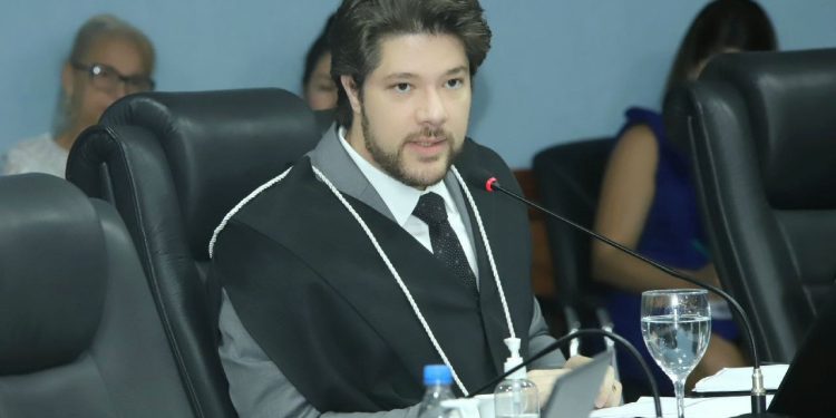 CAUTELAR | Conselheiro do TCE-AM suspende licitação de Coari por irregularidade