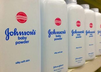 Johnson & Johnson condenada a pagar cerca de R$ 90 milhões a homem com câncer que usou talco quando bebê