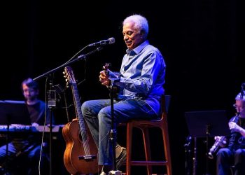 Paulinho da Viola cancela show em cima da hora, após passar mal