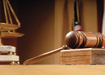 Filho é condenado após se passar pela mãe morta e roubar R$ 350 mil do pai