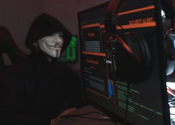 Golpistas já estão espalhando links falsos do Desenrola Brasil no Facebook e WhatsApp