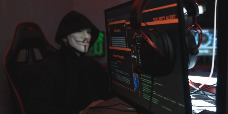 Golpistas já estão espalhando links falsos do Desenrola Brasil no Facebook e WhatsApp