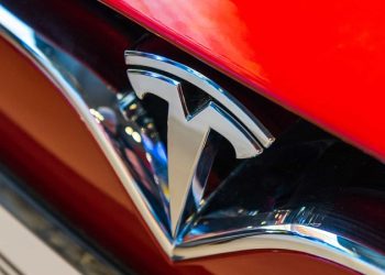 Tesla inicia produção do supercomputador Dojo para treinar frota de veículos autônomos