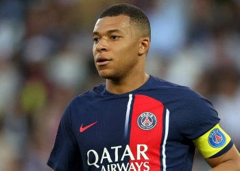 Mbappé é retirado da pré-temporada do PSG e clube o coloca à venda, especula-se acordo com o Real Madrid em 2024