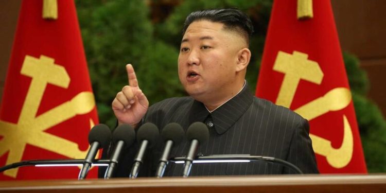 Kim Jong-un é flagrado com celular moderno durante teste de míssil
