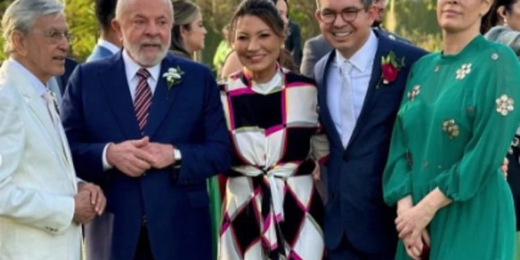 Casamento de Randolfe Rodrigues reúne políticos e artistas com Lula como padrinho e Caetano Veloso na festa