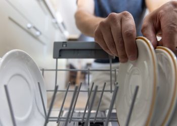 Descubra quanto um lavador de pratos ganha nos Estados Unidos