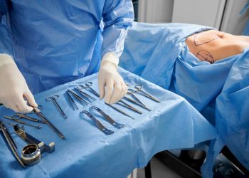 Médica perde licença para trabalhar após transmitir cirurgias no TikTok