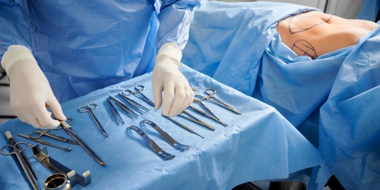 Médica perde licença para trabalhar após transmitir cirurgias no TikTok