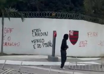 Torcedores do Flamengo protestam contra presidente Landim e picham muros do CT