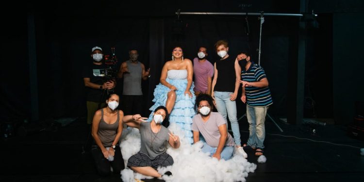 Cantora amazonense Elisa Maia realiza pré-estreia do EP “Dança Sozinha Sessions” no Cineteatro Guarany