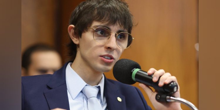 Amom quer zerar impostos para incentivar produção de veículos elétricos no Brasil