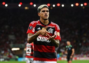 Torcida do Flamengo escolhe alvos e demonstra apoio a Pedro após crise e eliminação