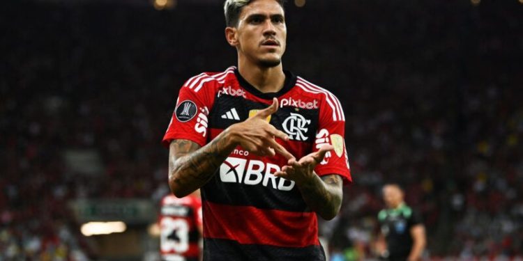 Torcida do Flamengo escolhe alvos e demonstra apoio a Pedro após crise e eliminação