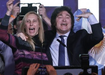 Populista de extrema-direita e admirador de Trump sai vitorioso nas primárias argentinas, prometendo mudanças radicais