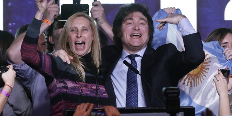 Populista de extrema-direita e admirador de Trump sai vitorioso nas primárias argentinas, prometendo mudanças radicais