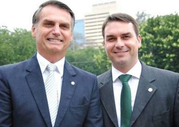 Flávio Bolsonaro defende Carla Zambelli e critica tentativa de atingir Jair Bolsonaro