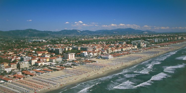 Praia na Itália que Atrai Russos e Ucranianos: Refúgio de Zelenski e Putin