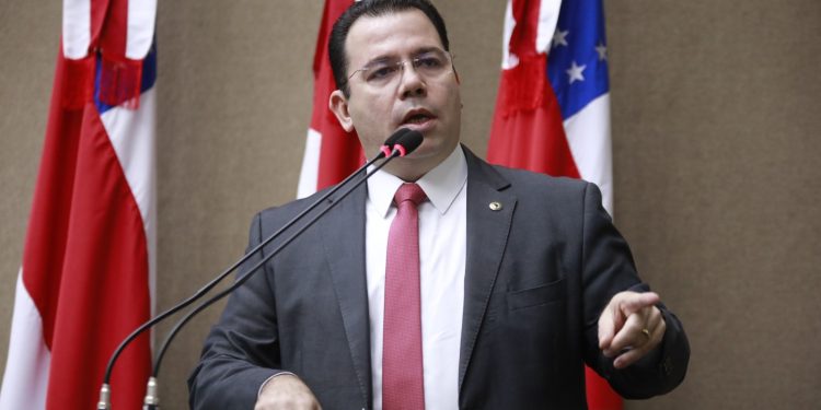 Escolas no calor: quase 90 unidades públicas do AM estão com problemas de climatização e deputado Wilker Barreto cobra autorização da Comissão de Educação para fiscalizar espaços