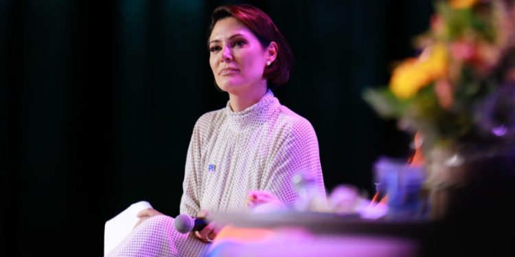 Michelle Bolsonaro Chora Durante Culto e Afirma que Estão Sendo Perseguidos e Injustiçados