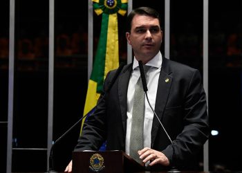 Flávio Bolsonaro protocola representação contra Gleisi Hoffmann por críticas à Justiça Eleitoral