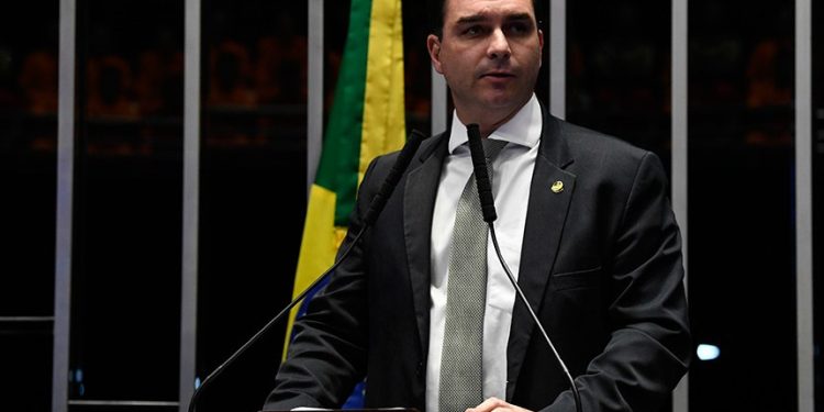 Flávio Bolsonaro protocola representação contra Gleisi Hoffmann por críticas à Justiça Eleitoral