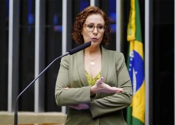 Deputada Carla Zambelli nomeia advogado que pediu ação contra Ministro Alexandre de Moraes como seu defensor na Justiça Eleitoral