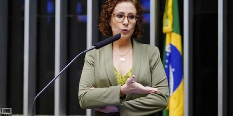 Deputada Carla Zambelli nomeia advogado que pediu ação contra Ministro Alexandre de Moraes como seu defensor na Justiça Eleitoral