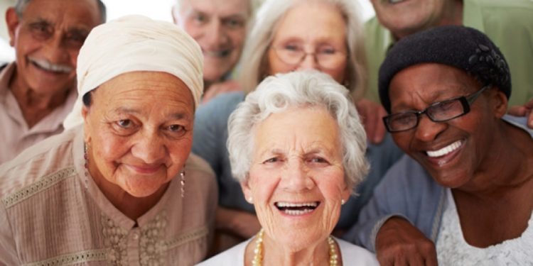 População brasileira envelhece a ritmo similar ao do Japão e China