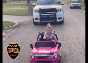 Menina de 3 anos é parada pela polícia nos EUA por dirigir carro de brinquedo