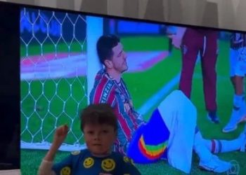 Menino Vascaíno Canta Hino do Fluminense em Homenagem aos Avôs