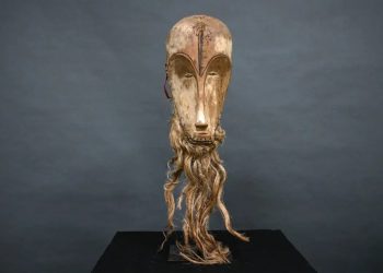 Uma máscara africana rara leiloada por R$ 22 milhões, Idosos venderam por R$ 790; caso está na Justiça francesa para resolução